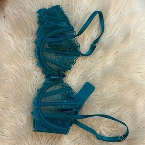 Beautiful shimmery NWOT 32 B